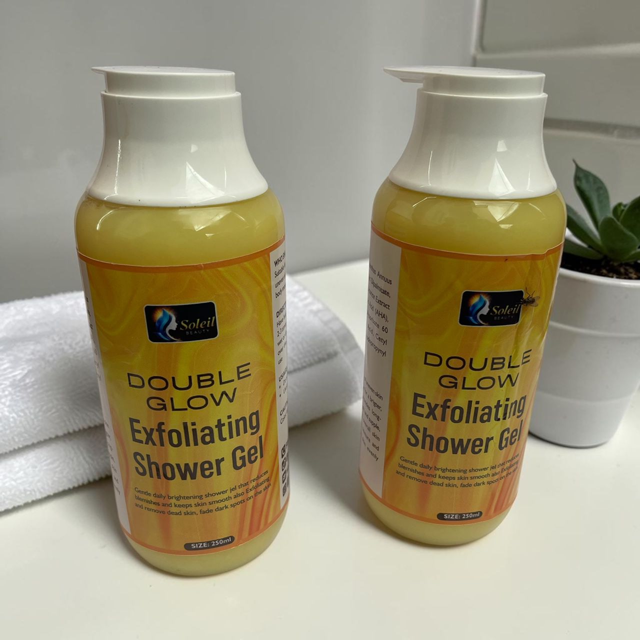 Double Glow Exfoliating Shower Gel for Smooth Skin